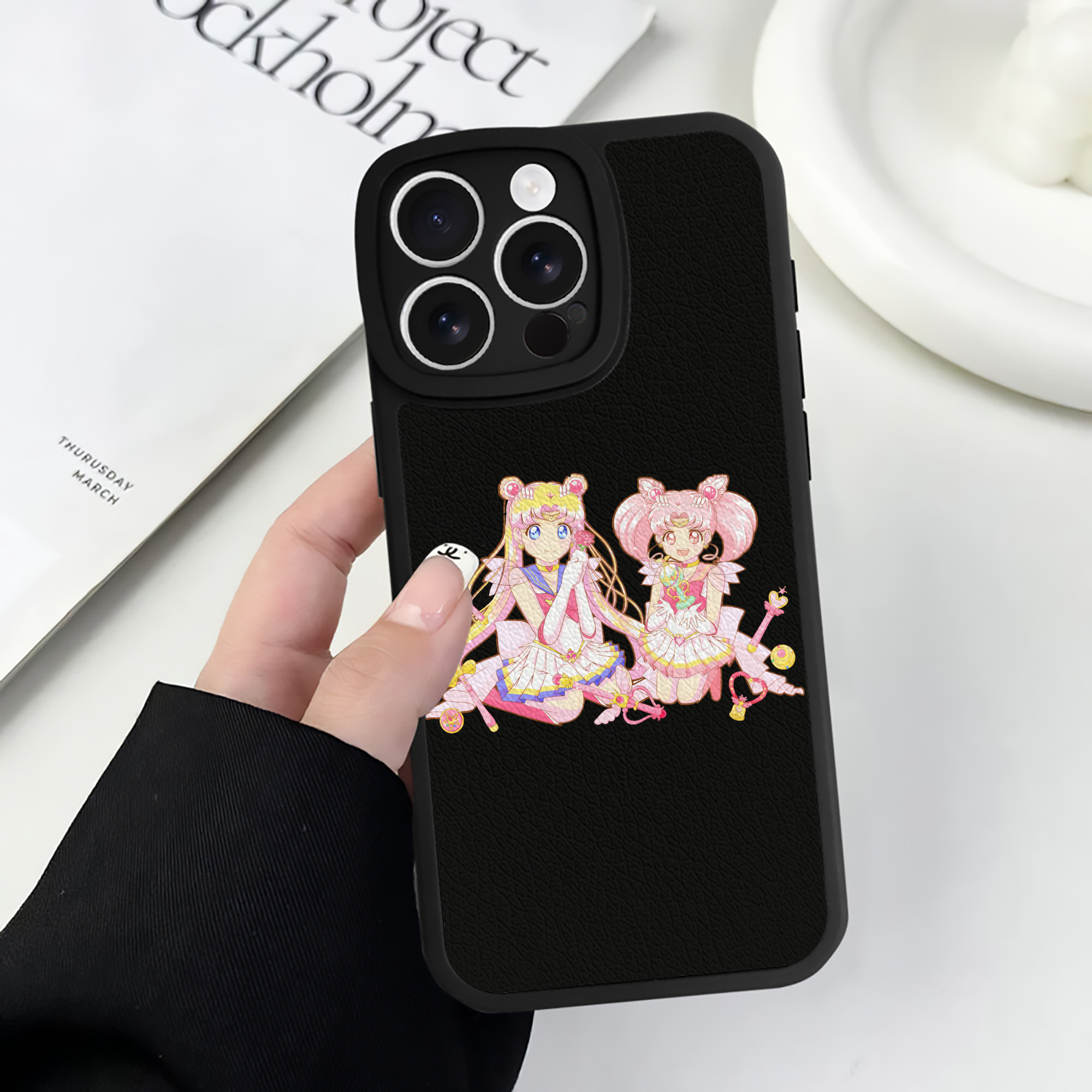 （画像用） 美少女戦士セーラームーン 月野 うさぎ つきの うさぎ Sailor Moon Tsukino Usagi 【iPhone 16シリーズ対応】シリコンスマホケース（レザー調） 材質：シリコン